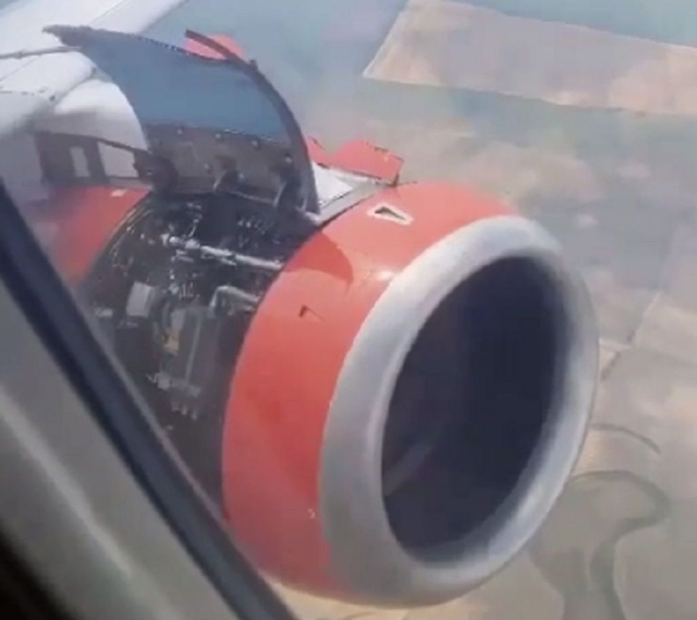 <i>Отлетел капот двигателя: Самолёт вернулся в аэропорт Минвод после взлёта</i>