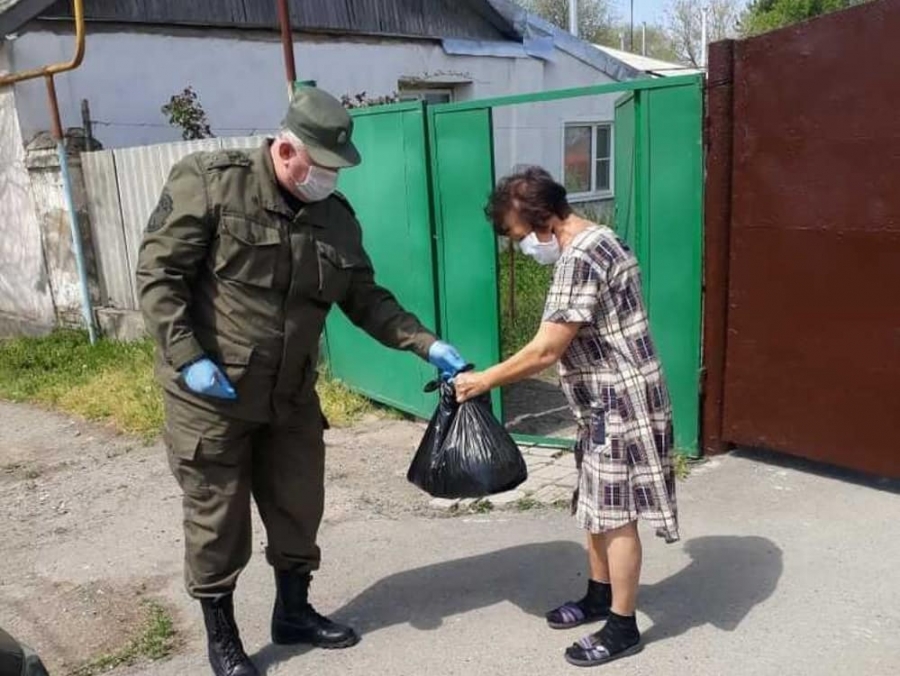 Левокумские казаки оказали благотворительную помощь пожилым жителям района