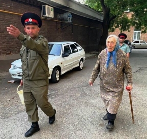 В Невинномысске казаки помогли добраться домой заблудившейся пенсионерке