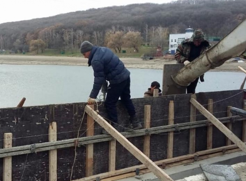 На озере в Ставрополе завершили строительство автоматического водосброса