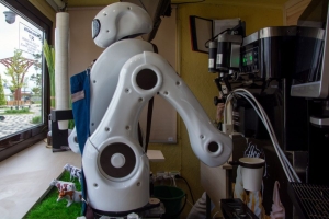 Эксплуатация продолжается: В Ставрополе робота-баристу научили делать мороженое