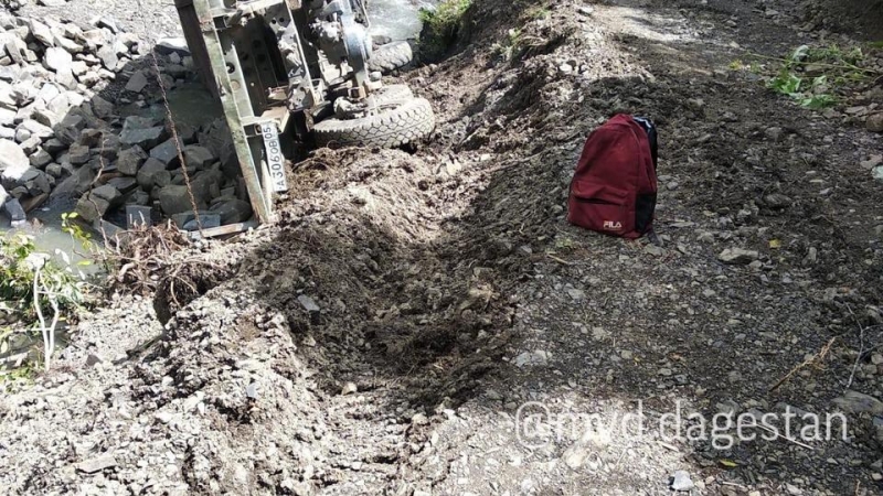 В Дагестане грузовик с женщинами и детьми упал в обрыв