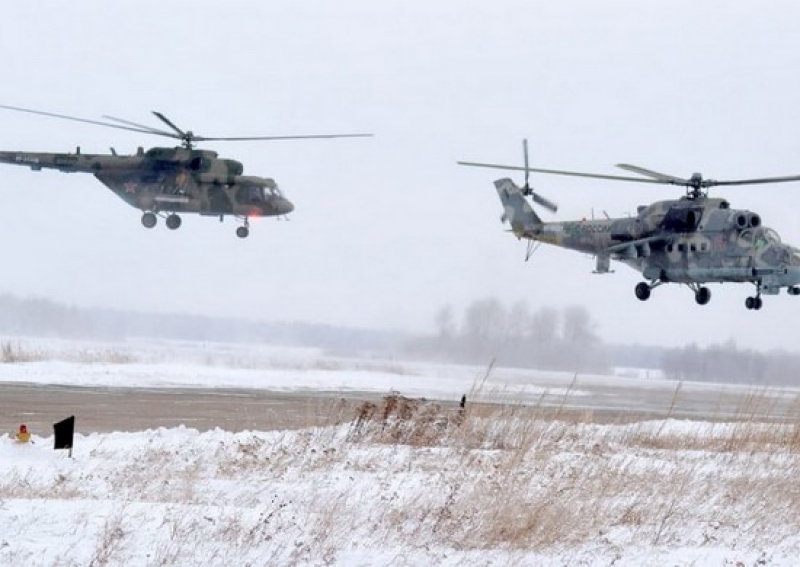 Ми-24 и Ми-8 отрабатывают прикрытие крупнейшего в мире транспортного вертолета Ми-26 под Челябинском