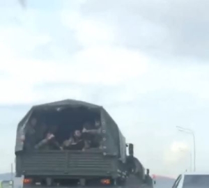 ТГ показали едущих на СВО бойцов из Чечни, танцующих в грузовике на ходу лезгинку