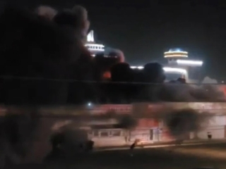 В Невинномысске ночью 27 апреля пожар уничтожил торговый комплекс
