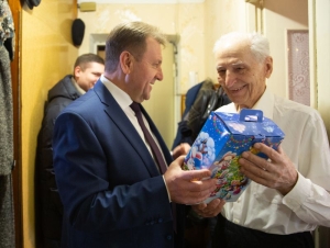 Мэр Ставрополя поздравил ветеранов с Новым годом и Рождеством