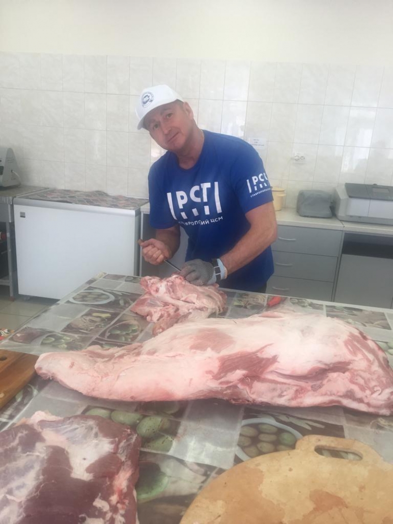 Сотрудник «Ставропольского ЦСМ» дал мастер-класс по обвалке свинины
