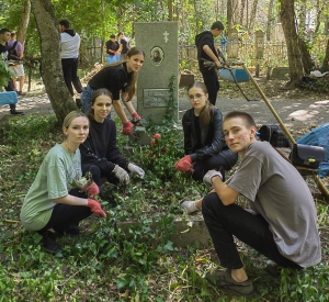 Студенты и преподаватели Ставропольского филиала РАНХиГС провели уборку на Даниловском кладбище