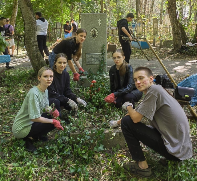 <i>Студенты и преподаватели Ставропольского филиала РАНХиГС провели уборку на Даниловском кладбище</i>