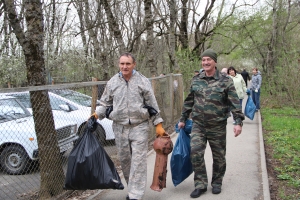 Сотрудники министерства и казачьего центра очистили от мусора часть Таманского леса