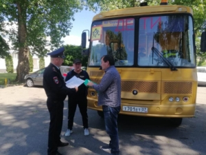 Полицейские в КБР проверили безопасность перевозок детей школьными автобусами
