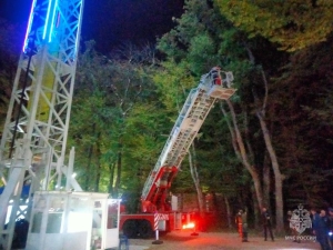 Спасатели эвакуируют 6 человек, застрявших на 35-метровом аттракционе в парке Победы Ставрополя