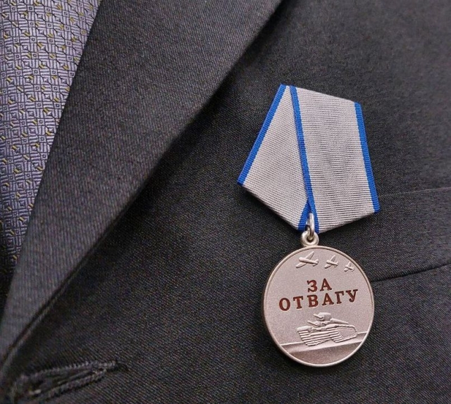 <i>Глава Ессентуков торжественно вручил участнику СВО медаль «За отвагу»</i>
