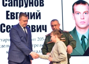 В Буденновске вручили награды родственникам погибших бойцов