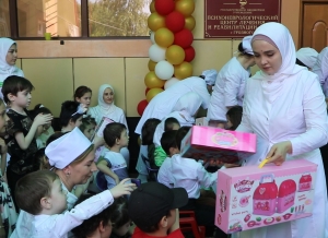 Фонд Кадырова раздал в Грозным детям более тысячи подарков