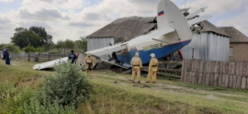 Ан-2 упал на жилой дом