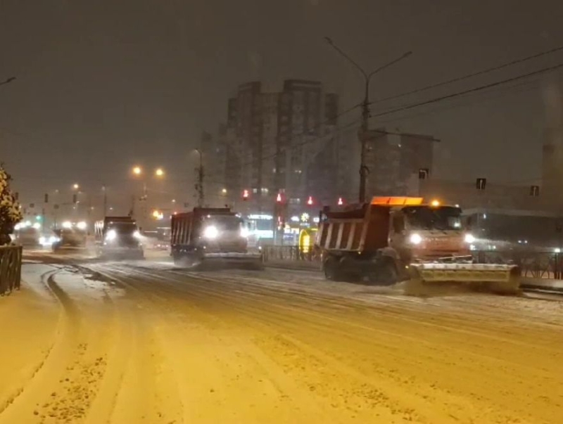 В Ставрополе коммунальщики всю ночь расчищали последствия сильного снегопада