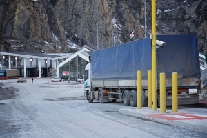 В РСО-А из-за километровых пробок в Грузию откроют стоянку для транзитного транспорта