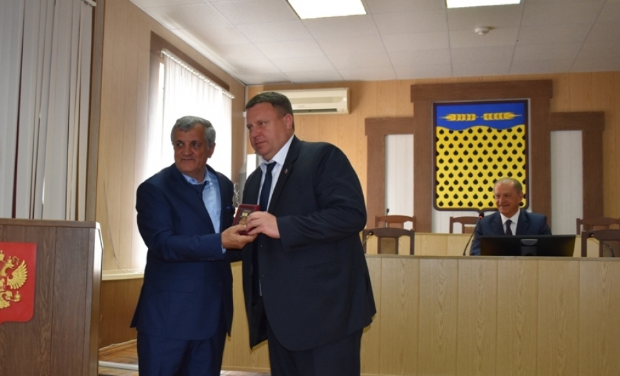 В Нефтекумском округе отметили наградами жителей в честь 100-летия Республики Дагестан