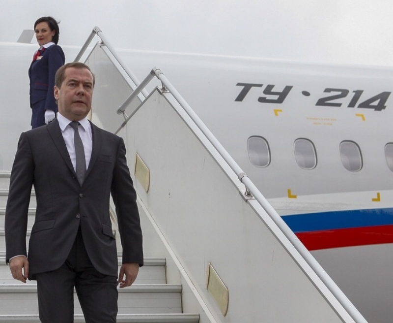 Дмитрий Медведев спускается по трапу самолета