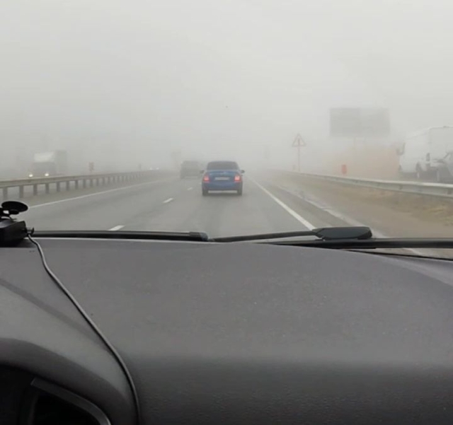 <i>Туман и боковой ветер: ГИБДД напомнила ставропольским водителям об осторожности</i>