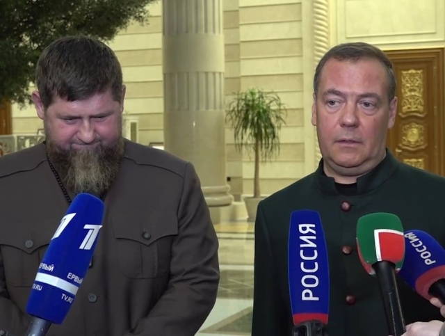 <i>Глава Чечни поблагодарил Медведева за высокую оценку по подготовке добровольцев СВО</i>