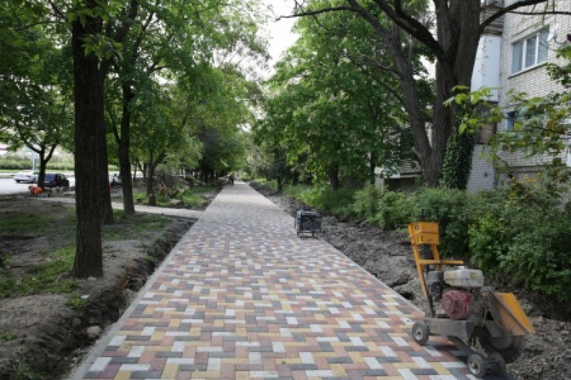 Ремонтируют не только дорожное полотно, но и прилегающие тротуары
