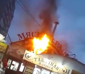 В Ставрополе пожарные тушат мясной павильон на улице Доваторцев