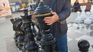 Мат и шах: Вандалы разбили уличные шахматы в сквере Минеральных Вод