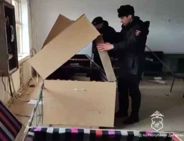 <i>В Кизилюрте полиция изъяла 300 аппаратов на незаконной майнинг-ферме</i>