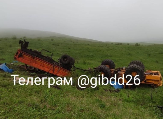 <i>В перевернувшемся тракторе на Ставрополье погибли два человека</i>