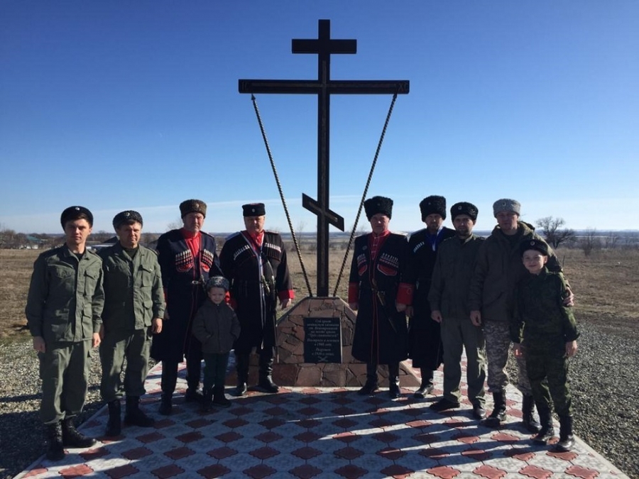 Казаки станицы Новотроицкой установили поклонный крест на месте разрушенной церкви