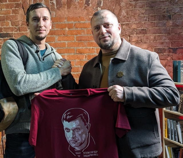 <i>Росгвардейцы вручили чеченскому генералу футболку с изображением первого главы ДНР</i>