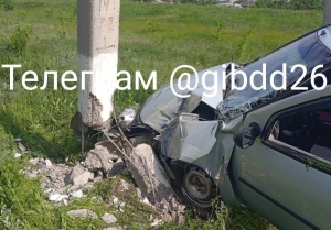 Вблизи Георгиевска водитель Renault Logan врезалась в столб