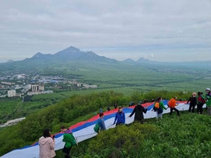В Пятигорске туристы со всей России развернули гигантский флаг РФ