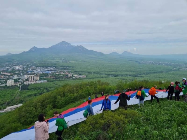 <i>В Пятигорске туристы со всей России развернули гигантский флаг РФ</i>