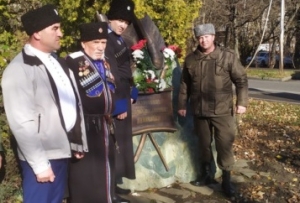 В Ставрополе возложили цветы к памятнику казакам осетинского конного дивизиона