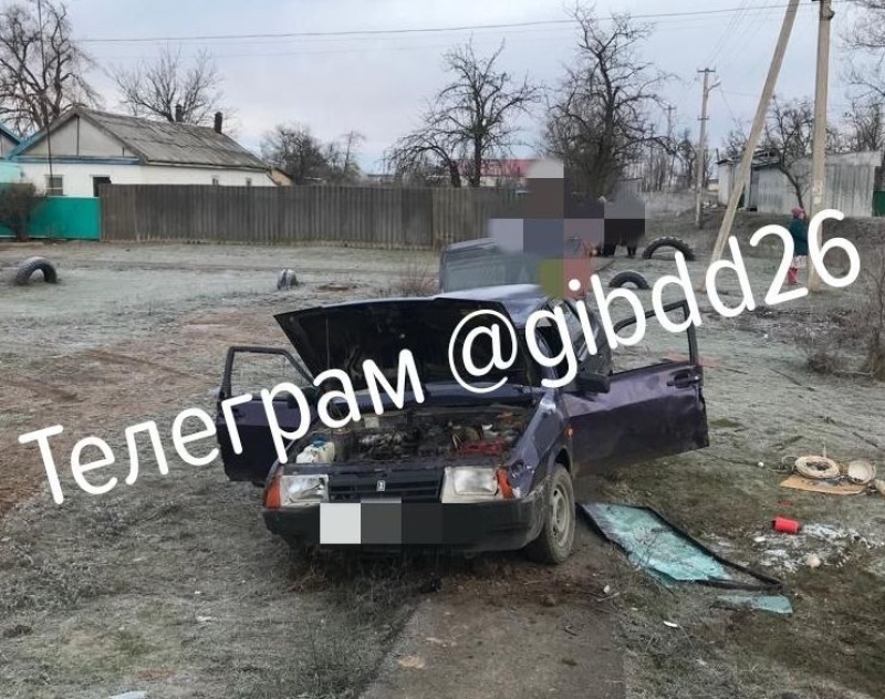 В Будённовске погиб 48-летний водитель после кувырка «девятки»
