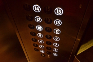 С начала года в Грозном модернизировали почти полсотни лифтов
