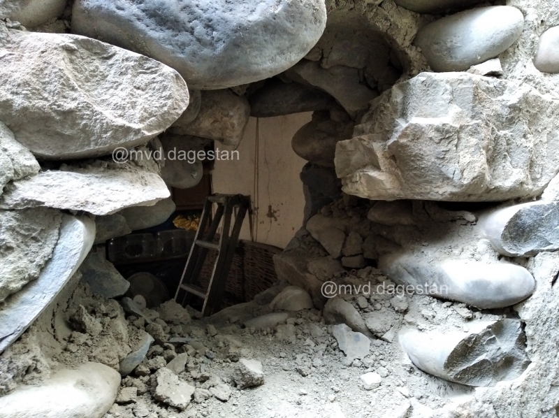 Житель Дагестана разобрал глиняную стену, чтобы ограбить продуктовый магазин