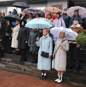 Поют: Сотрудники мэрии Невинномысска спели гимн под дождем