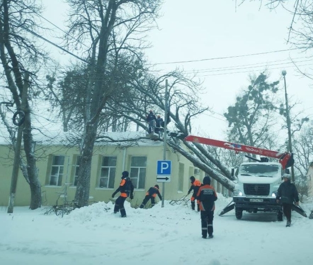 <i>В Ставрополе продолжаются восстановительные работы после ураганного ветра</i>
