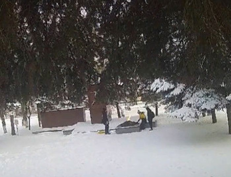 В Изобильном полиция нашла тушивших снежками Вечный огонь юных хулиганов