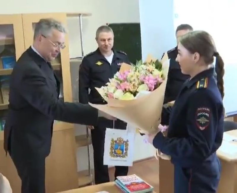 Владимир Владимиров вручил цветы потерявшей туфельку на параде ставропольской Золушке