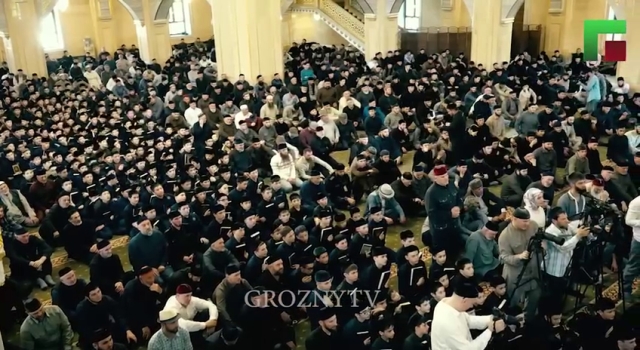 <i>Митинг против сожжения Корана в Грозном посетили более 10 000 человек</i>