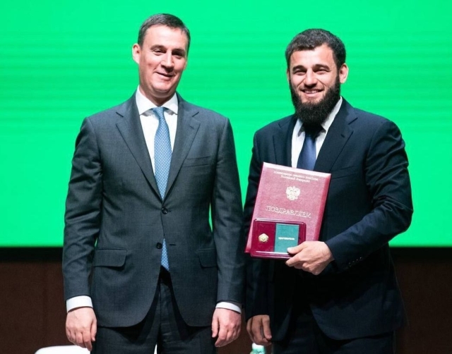 <i>Глава Чечни поздравил Ибрагима Закриева со званием почетного работника АПК РФ</i>