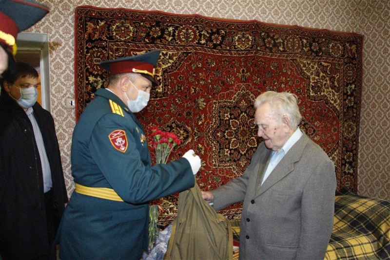 На Ставрополье росгвардейцы поздравили ветерана с праздником Великой Победы