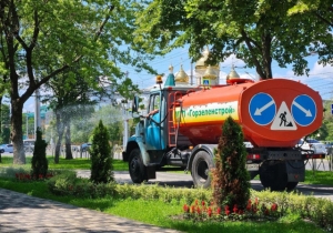 Полив газонов и клумб усилили в Ставрополе из-за сильной жары