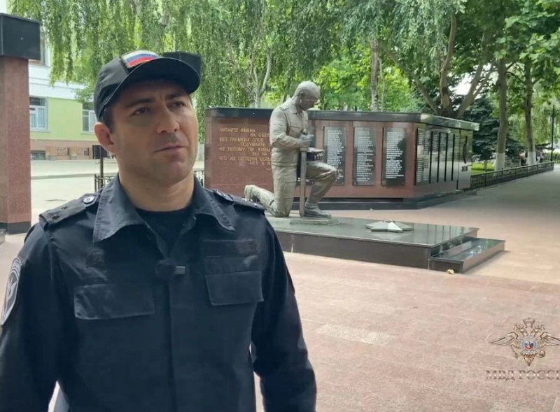 Дагестанского полицейского наградили за спасение туристов
