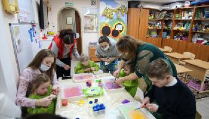 В Пятигорске волонтеры научили особенных детей технике рисования на воде